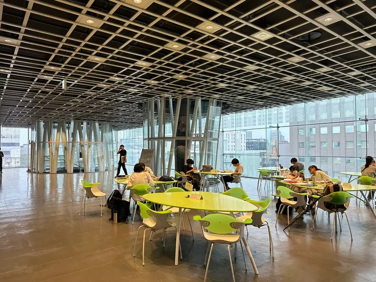 頂樓也有許多日本人在此閱讀放鬆，完全就是仙台市民的休憩天堂