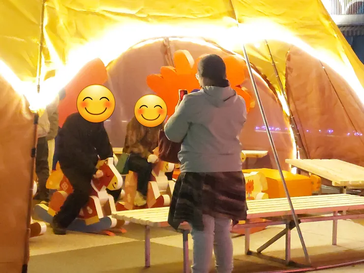 年輕人玩木馬 / 資料來源：我自己