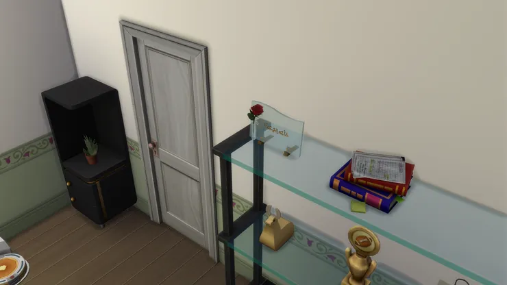 這個玻璃架也是一個展示櫃，上面除了放大麥可得過的獎項，還有佩兒送的情人節禮物。他一直都珍而重之。