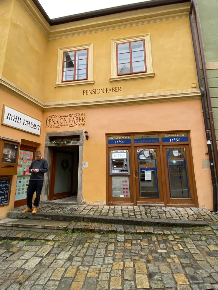 建築物上寫的就是旅館的名字!!!