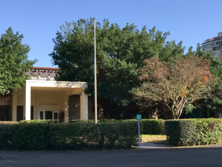 美軍顧問團團本部／美國在台協會 AIT 主建築群與花壇（2021年。筆者友人提供）