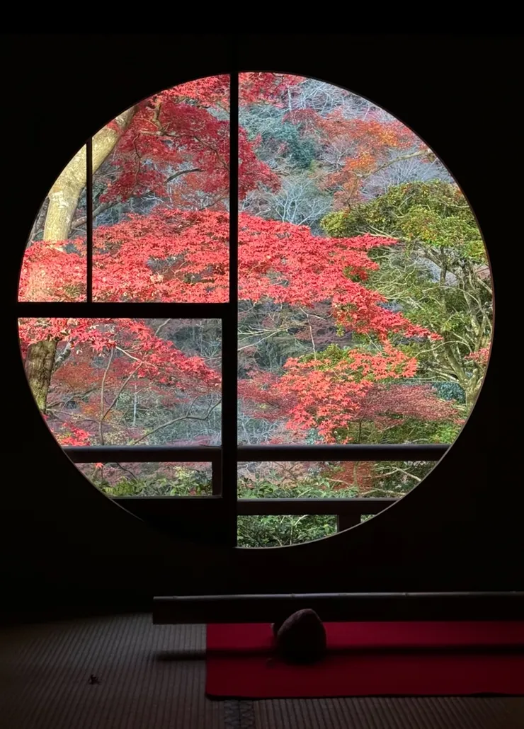 丸窓の部屋的窗景