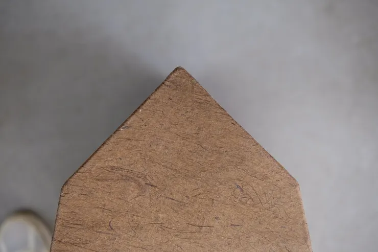 店內椅凳也以紙漿製成。這纖維紋理，真美。