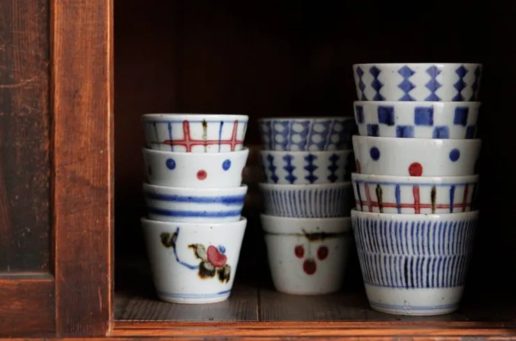 東屋的染付蕎麥豬口，照片來自小器。