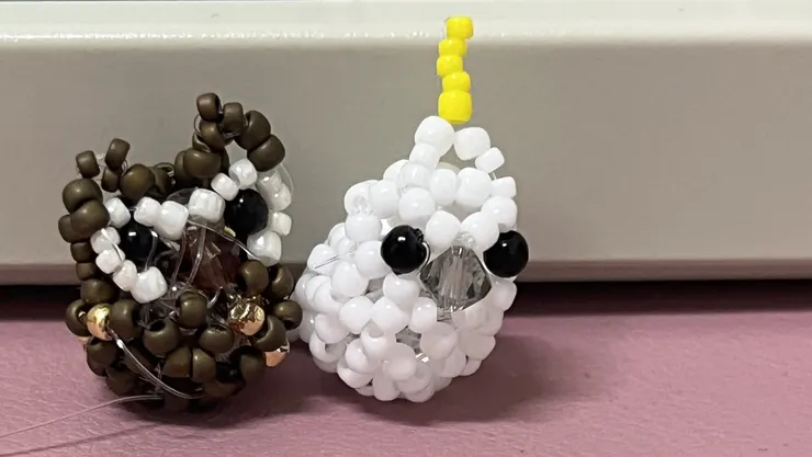 分享剛做完的串珠，貓頭鷹是第一隻做完的，線沒有收得很漂亮