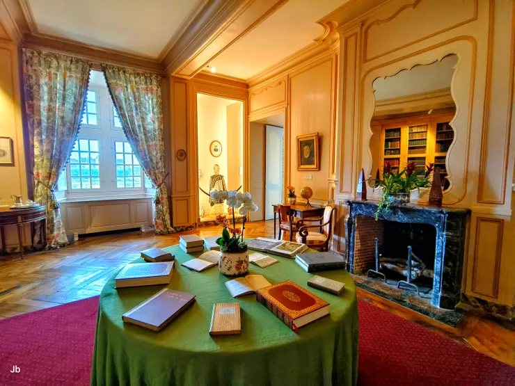 【我逐室參觀覺得它比舍農索溫暖！位在1樓的書房，鏡子反映對面整排書櫃。】