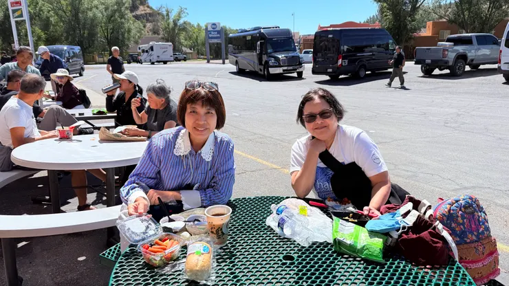 住在紐約州Albany市市的印尼團員,我們的車子在後方小的那一部。