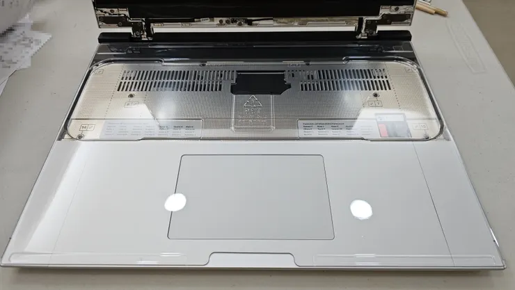 還沒裝上鍵盤的全新筆電，有一塊塑膠板保護