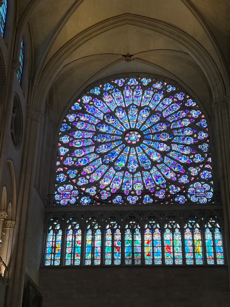 我特地帶望遠鏡來,能夠將花窗的圖案都看得清楚