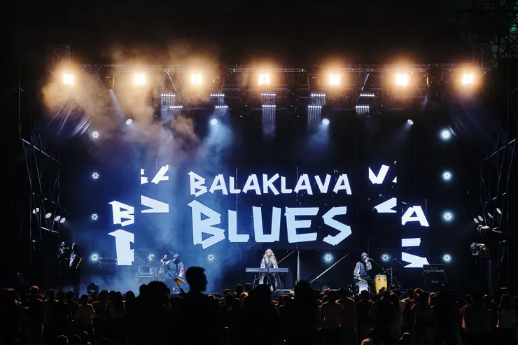 Juliana  是 Balaklava Blues 的經紀人 