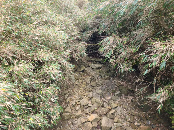 最後會經過這個乾溝碎石地