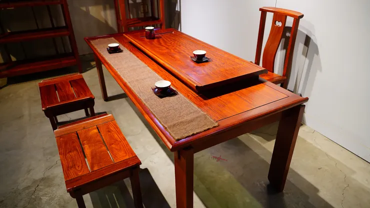 充滿巧思的泡茶桌～ 仔細看主客兩側邊緣，往下和往上彎的差異。