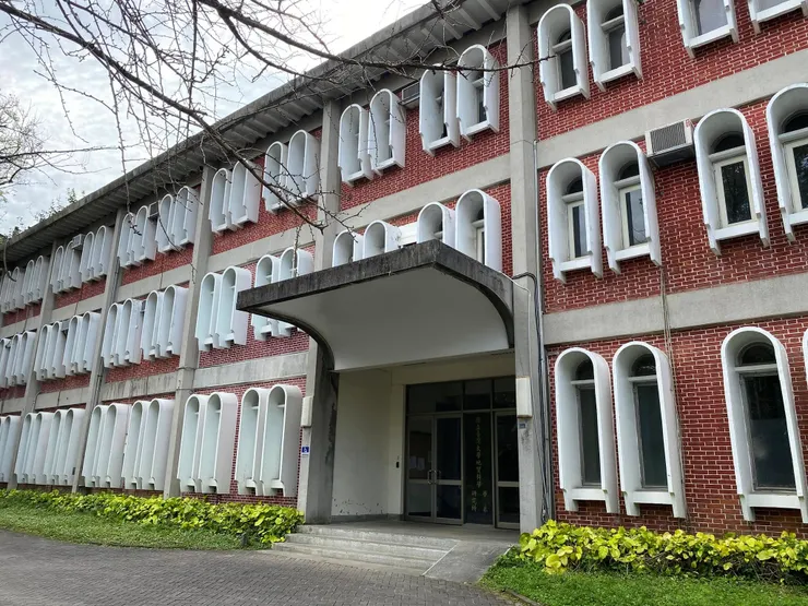 遮陽板採用了白色加深拱型設計，嵌入清水磚牆內