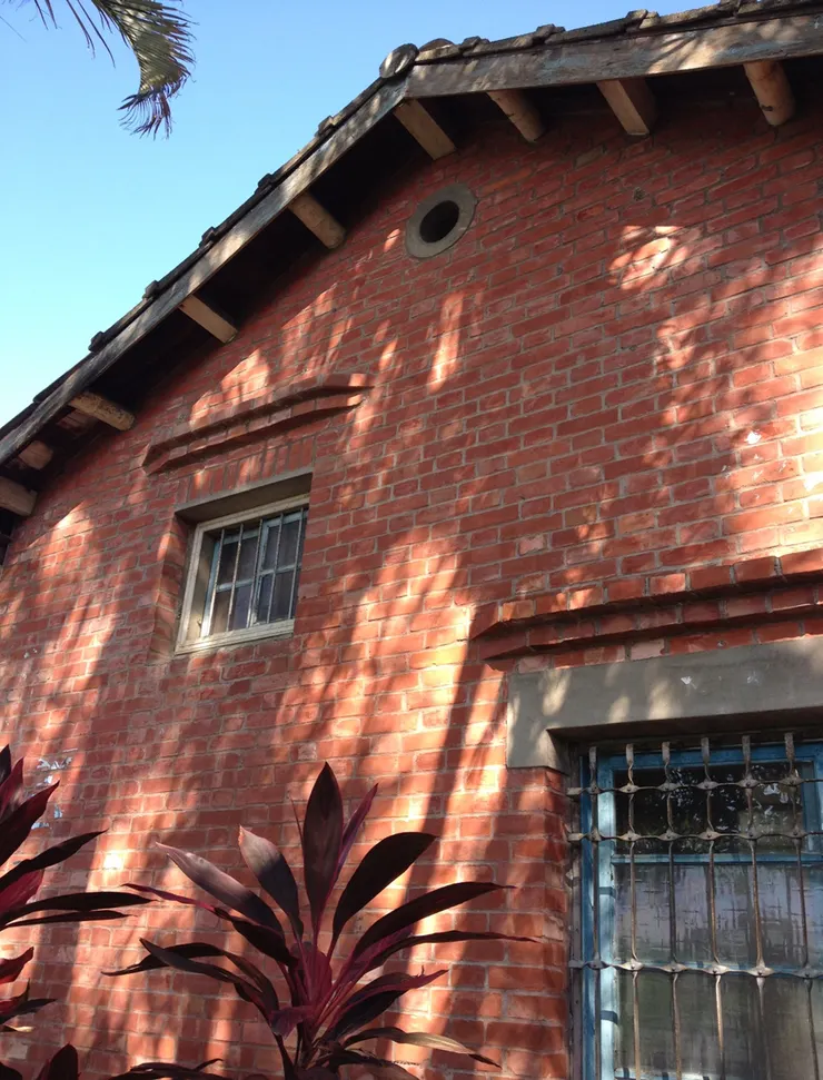 後來蓋的紅磚屋半閣樓造型很特別
