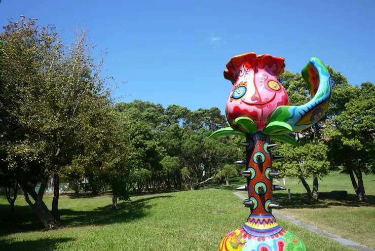 以前讀大學時，學校的公共藝術裝置就是洪易的雕塑作品。