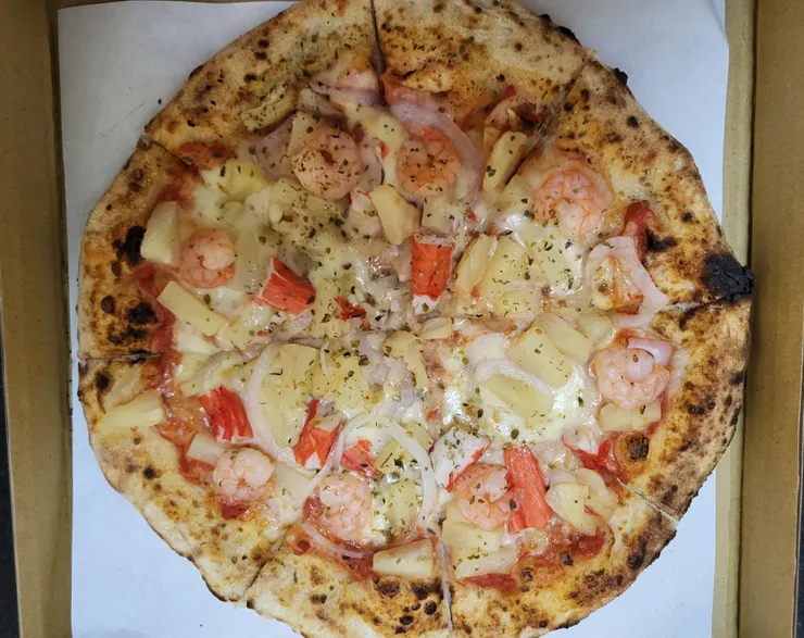 這份披薩其實還滿大的 但實際上是幾吋就不知道了...