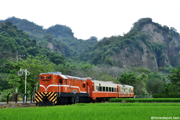 回程列車經過經典車窗景龍頭山 8786次 濁水=源泉