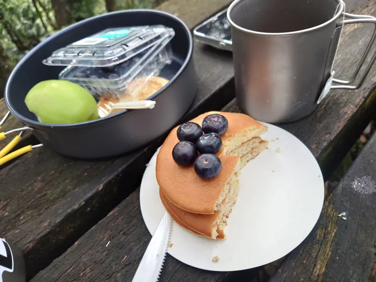 綠豆湯鞍部大休，大約10幾年前這邊有一位阿北會販賣綠豆湯給登山客，現在沒了，綠豆湯鞍部可銜接阿柔洋產業道路，走到最後就是草湳大榕樹登山口結束筆架連峰