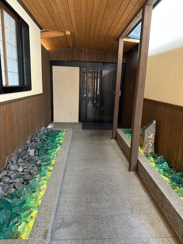 走道兩旁五彩繽紛的是玻璃唷!!