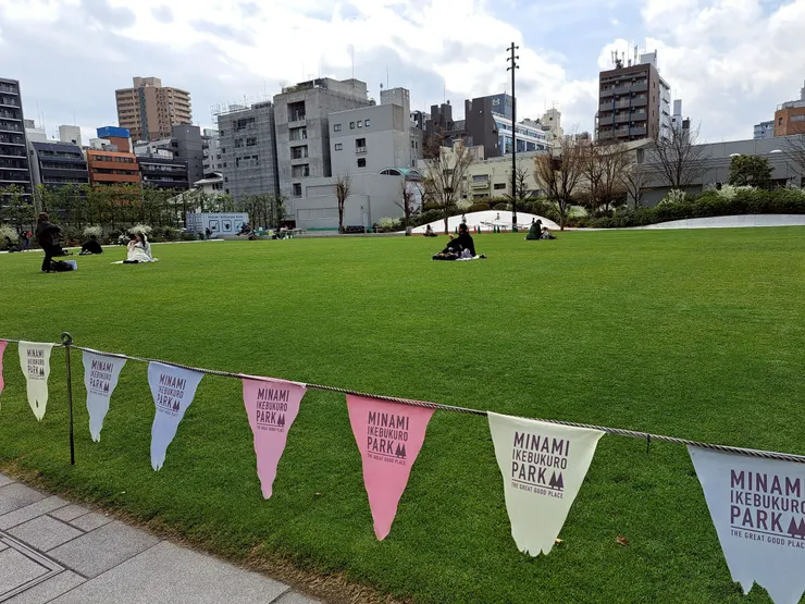 中間非常舒服的大草皮