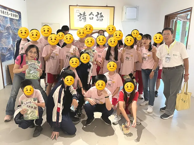大家在唸的是：「讀台語，真歡喜；讀台語，我愛你；讀台語，有夠讚✌️」