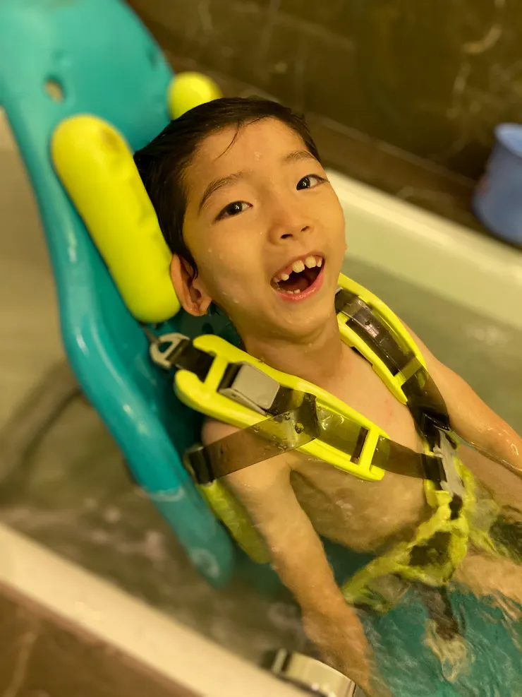 子祐大約10公斤上下，身高約110公分。