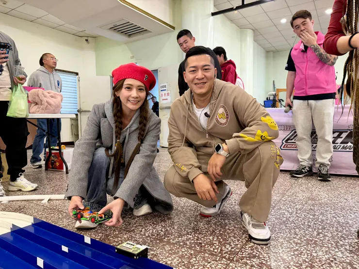 ▲（由左至右）女神解婕翎也前來參加草爺舉辦「神行盃」活動，體驗「四驅車+ 鑽轎底」的競速祈福。