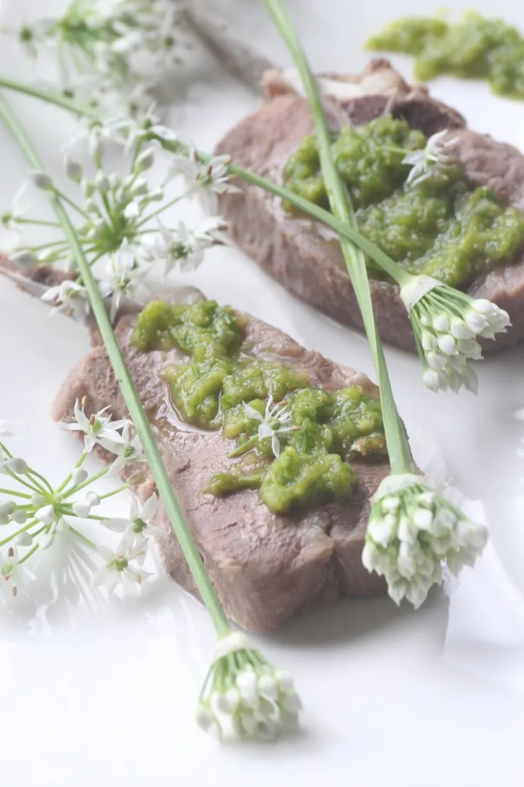 韭香撲鼻、滋味鮮鹹的韭花醬，是古老的北方草原民族吃手把羊肉的絕佳佐味