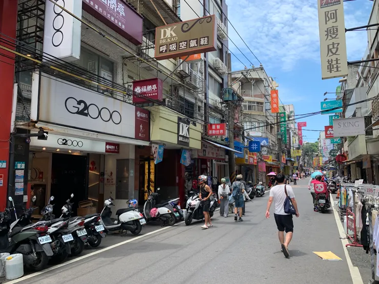 有吃、有喝、有賣書、有飾品衣物...