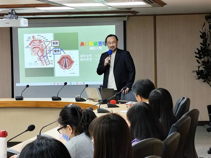 環狀會議廳，這些麥克風常是"回送"的原兇，使現場收音品質降低