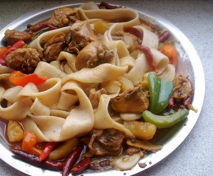 皮帶麵 手工現拉的寬麵條，非常有嚼勁，常配上番茄、青椒，拌上牛羊肉炒出來的醬汁，是維吾爾族的家常麵食
