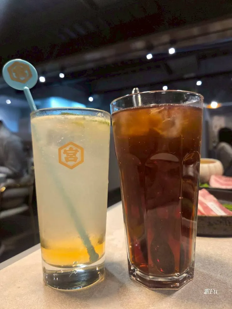 魚池鄉紅茶、柚子檸檬沙瓦。紅茶半糖甜度剛好，喝起來就是好喝的紅茶XD。沙瓦的柚子香氣配合強烈檸檬酸感，相輔相成，搭配起來很舒服。