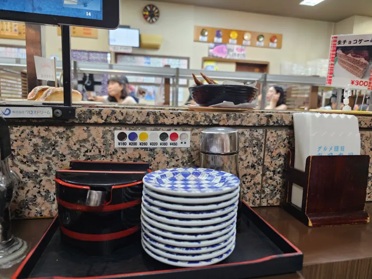 桌邊吧檯。每盤壽司價錢 160 至 450 日圓不等。