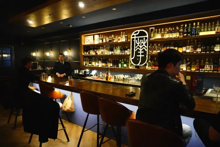 「Bar 千華」店內景象。店內的椅子與桌子都十分舒適