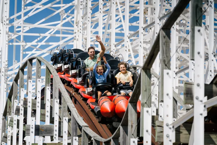 佛羅里達州Fun Spot Kissimmee主題樂園搭乘「礦坑鼓風機」木製雲霄飛車。圖：美國國家旅遊局／提供