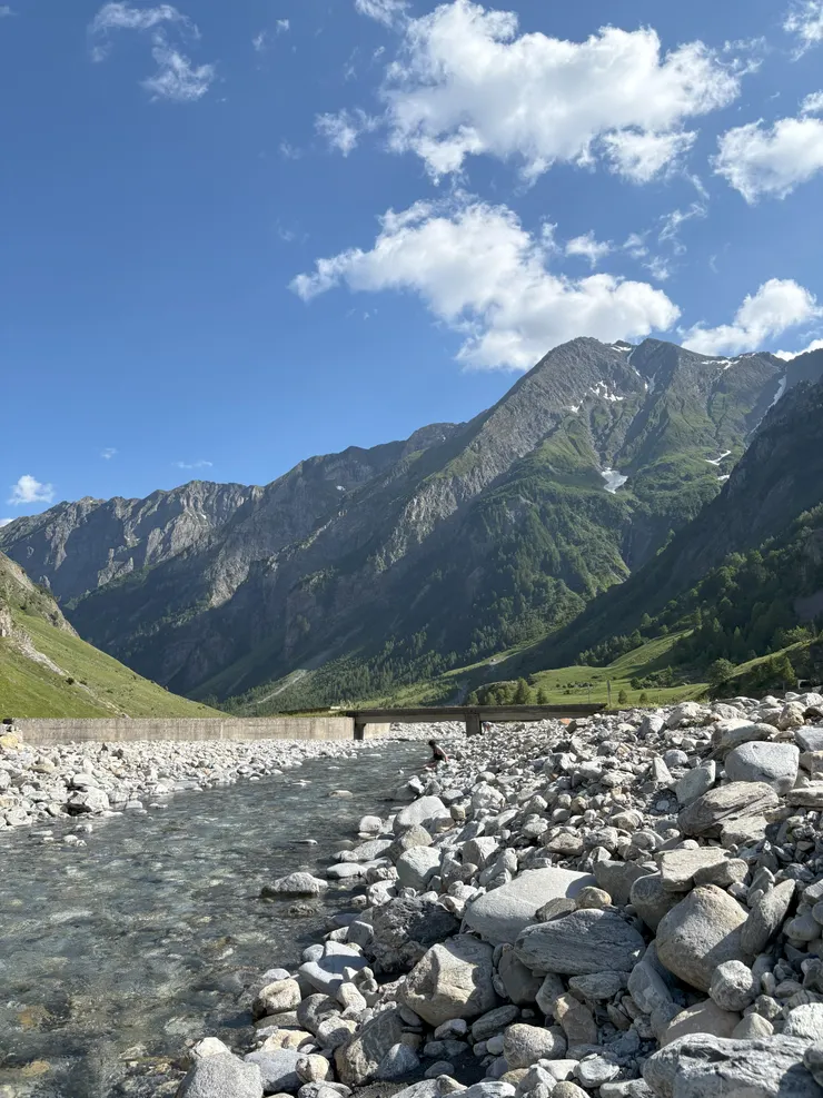在冰涼的河裡擦澡和泡腳配上溫暖的陽光