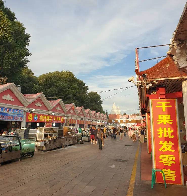 夜市的另一邊賣好多烤串，拍照時還沒開業，開業後根本是火災現場，煙霧迷漫讓人不敢靠近啊！
