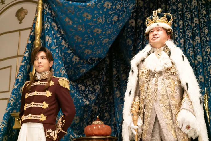 圖左為片中飾演王子的岩田剛典；圖右則為飾演國王的佐藤二朗