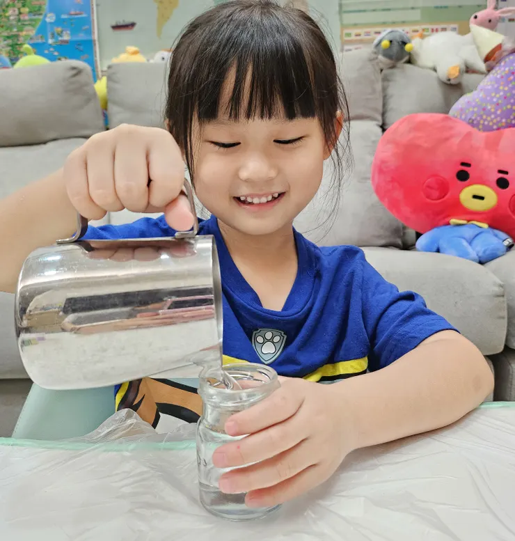 步驟1：把水倒入瓶子中