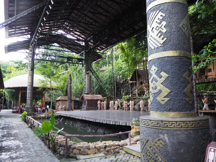 原住民表演。這個舞台很明顯是「大家心中的原住民」建築。