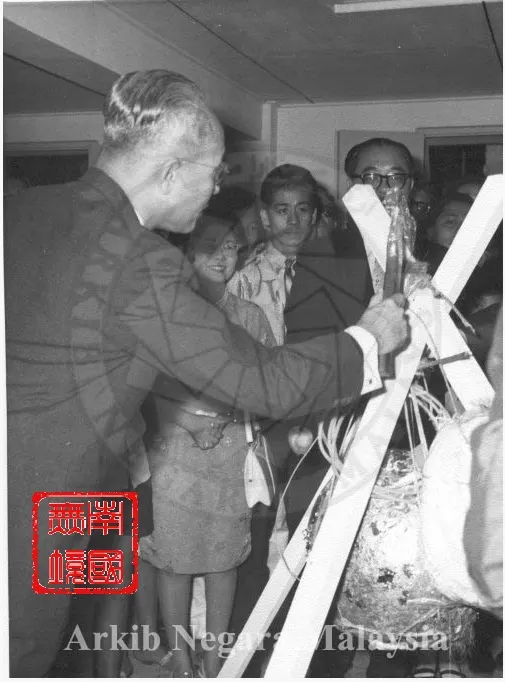 陳修信主持儀式照片-“TUN TAN SIEW SIN MELETAKKAN BATU SEMPADAN SUCHI UPOSATHA, PETALING JAYA”-1968-5-19，馬來西亞新聞局，馬來西亞國家檔案館檔號：2001-0036877W 。