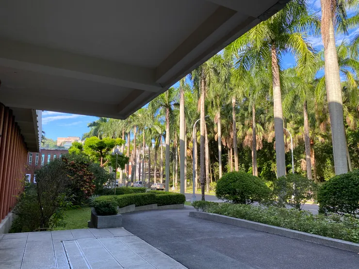 雨庇內側以三支梁支撐