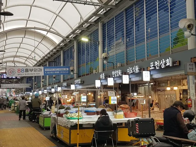 永登浦傳統市場的生鮮食品攤位