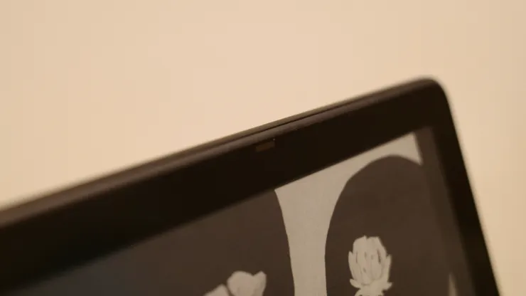 中間是為了自動調整亮度的亮度感應器