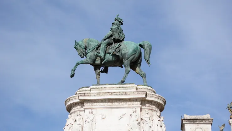 紀念艾曼紐二世的銅鑄雕像--據說馬肚裡的空間大到可以擺一張會議桌、容納大約7~8人端坐其內開會哩!!