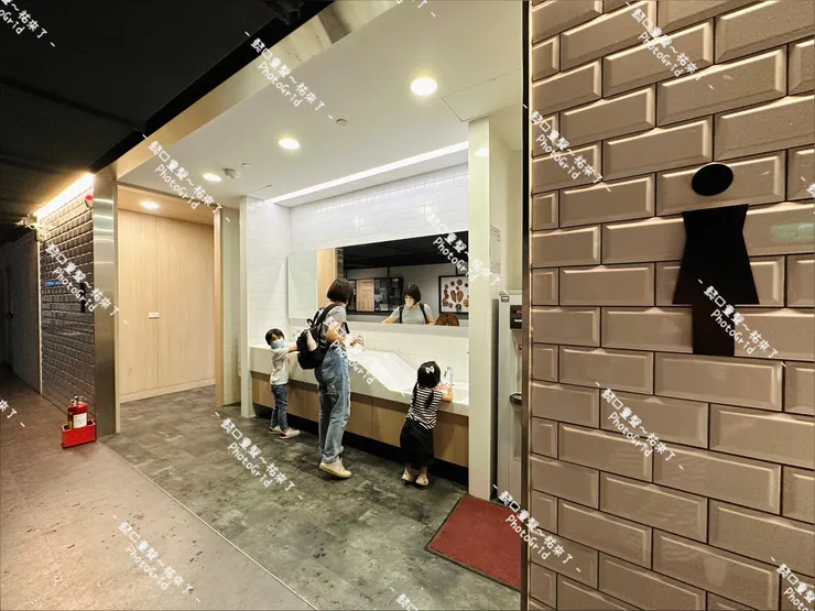 每個樓層都有適合孩子高度的洗手台。這也是友善共融。