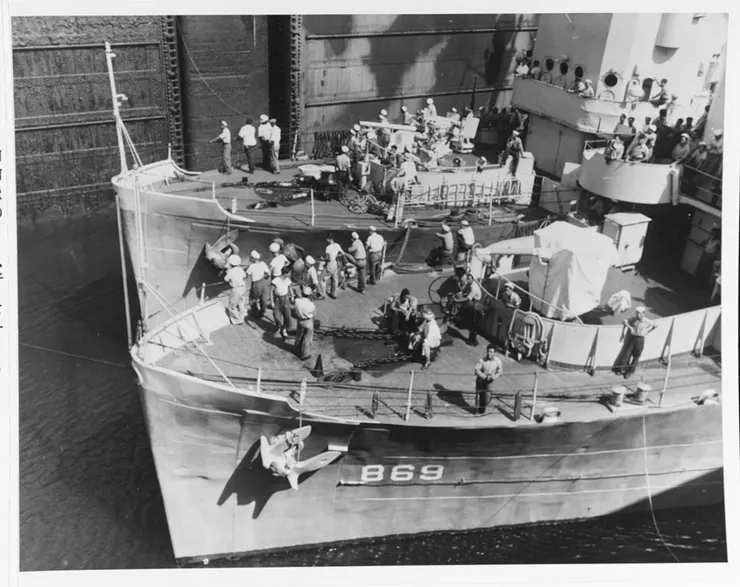 永興艦通過巴拿馬運河時俯視艦艏