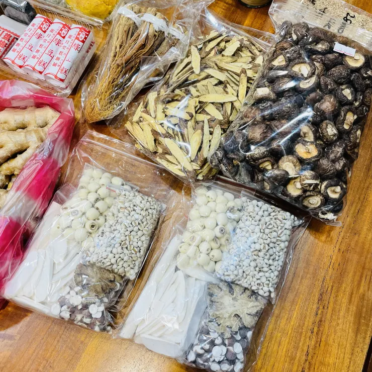 迪化街藥材行的商品品質自然不在話下，照片中的甘草與人蔘鬚是人蔘紅茶的材料之二。