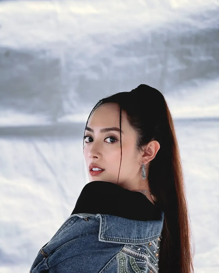 「2025臺灣原住民音樂之夜」9月26日於德里音樂場館「鋼琴人爵士音廠」（The Piano Man Jazz Club）舉行，金曲歌后舞思愛與國際知名樂手明馬丁（Musa）同台，帶來90分鐘的精彩演出，展現台灣原住民音樂的力量與魅力。 （圖／風潮音樂　提供）