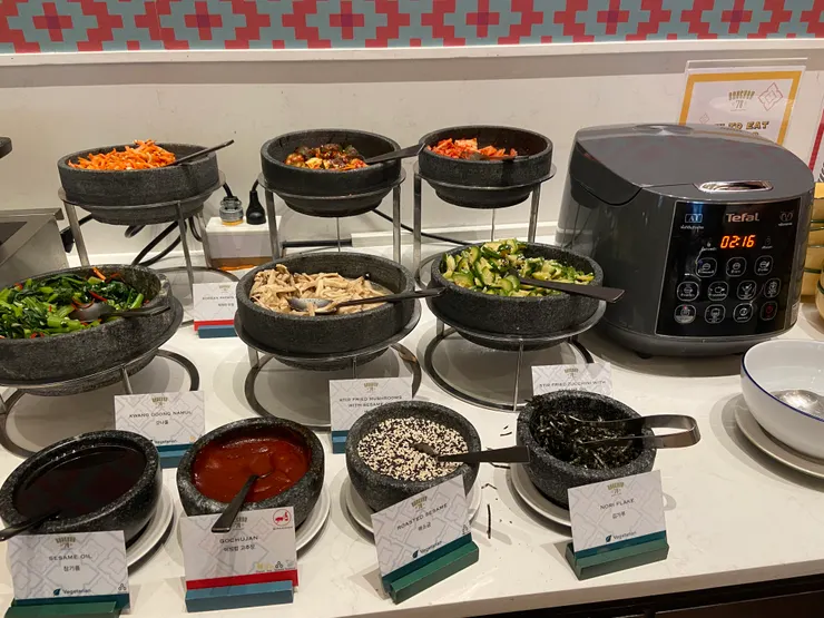 韓式拌飯，有幾款涼菜供客人選擇